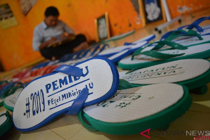 FOTO. “#2019 Pemilu. Pegel Mikirin Lu”, Kerajinan Sandal Jepit Ukir Bertema Pemilu