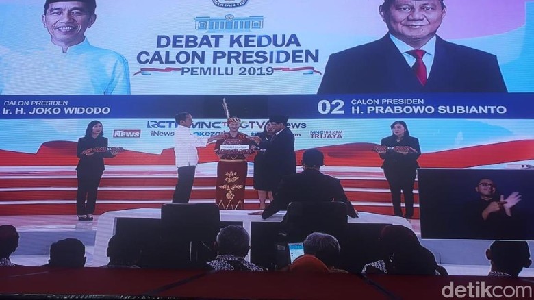 Prabowo Pertanyakan Impor, Jokowi Banggakan Jagung