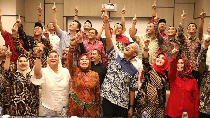 gubernur-jawa-tengah-ganjar-pranowo-foto-bareng-kepala-daerah-yang-mendukung-jokowi-maruf