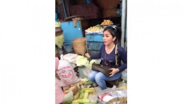 Viral, Video Penjual Sayur Cantik di Pasar Mirip Syahrini