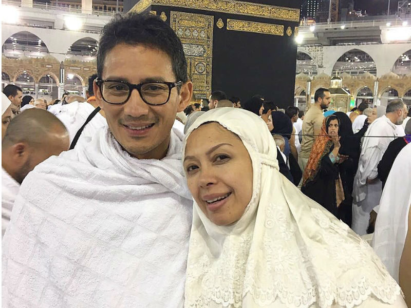 cdn-media.viva_.idimages2017021458a27c899b95e-sandiaga-uno-dan-istri-pada-saat-umrah-c4ef111621a38630fa354bb87aeeb47fd1d974c4-800x600