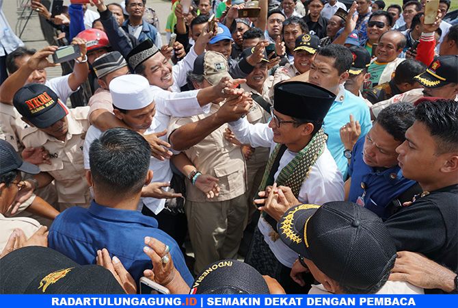 warga-curahkan-uneg-uneg-kepada-sandiaga-uno-saat-di-tulungagung_m_125949