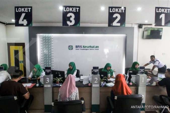 Petugas Badan Penyelenggara Jaminan Sosial (BPJS) melayani peserta Jaminan Kesehatan Nasional “Kartu Indonesia Sehat” (JKN-KIS) di kantor BPJS Kesehatan Lhokseumawe, Aceh, Senin (4/6).