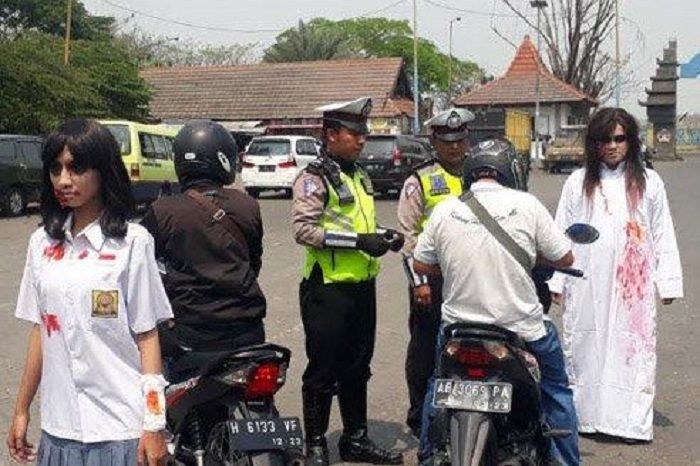 Ih Serem, Polisi Ajak Kuntilanak dan Korban Kecelakaan Razia Motor Operasi Patuh 2019,