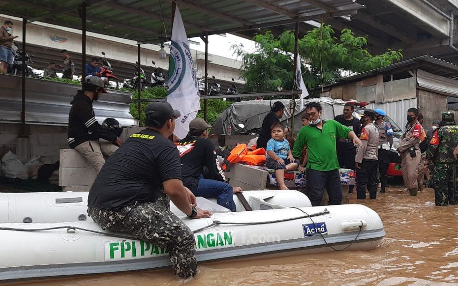 sekelompok-relawan-yang-mengatasnamakan-fpi-dibubarkan-ketik-55