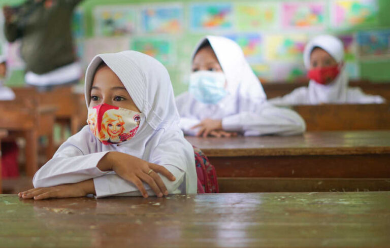 Sejumlah siswa menggunakan makser mengikuti Pembelajaran Tatap Muka (PTM) di SD N Simbangdesa 1, Tulis, Kabupaten Batang, Jawa Tengah, Selasa (9/3/2021).