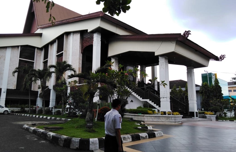 GEDUNG-DPRD-KALSEL-OKE