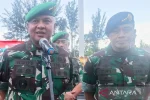 Mayjen TNI Rudy Rachmat Nugraha (kiri) resmi bertugas sebagai Pangdam VI/Mulawarman menggantikan Letjen TNI Tri Budi Utomo (kanan) yang ditugaskan sebagai Sekjen Kementrian Pertahanan (ANTARA/Muhammad Solih Januar)